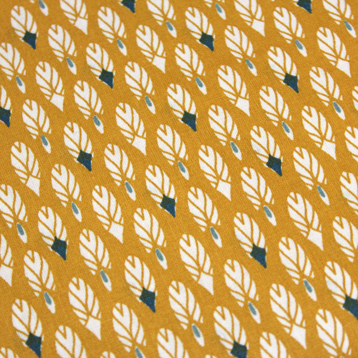 Tissu de coton aux plumes blanches et vertes, fond jaune moutarde - OEKO-TEX® - tissuspapi