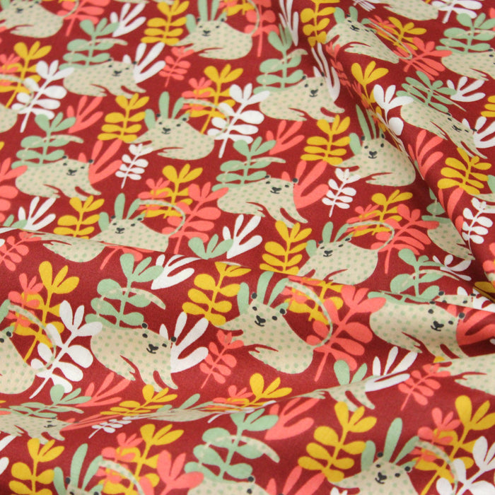 Tissu de coton JUNGLE STORY aux léopards blancs & feuillages, fond rouge carmin - OEKO-TEX® - tissuspapi