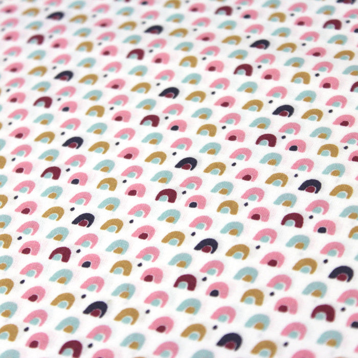 Tissu de coton blanc aux petits arcs en ciel roses et bleus - OEKO-TEX® - tissuspapi