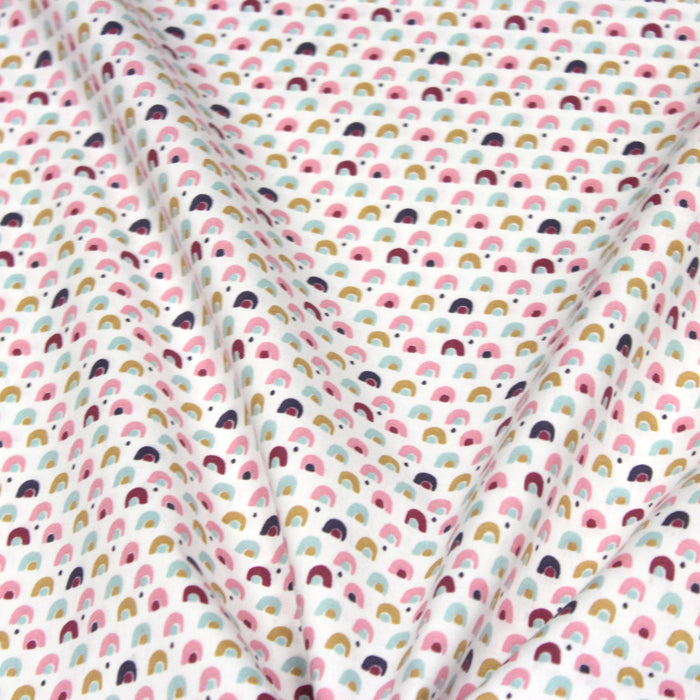 Tissu de coton blanc aux petits arcs en ciel roses et bleus - OEKO-TEX® - tissuspapi