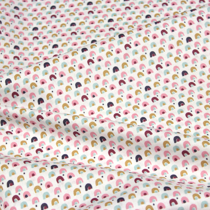 Tissu de coton blanc aux petits arcs en ciel roses et bleus - OEKO-TEX® - tissuspapi