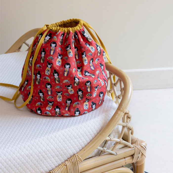 Tissu de coton motif traditionnel des geishas, kokeshis & éventails, fond rouge - OEKO-TEX® - tissuspapi