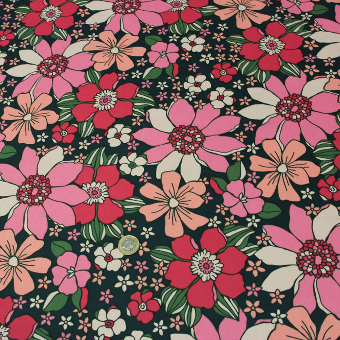 Tissu de coton fleuri seventies aux fleurs roses & corail, fond vert canard - COLLECTION SUNFLOWER - OEKO-TEX® - tissuspapi