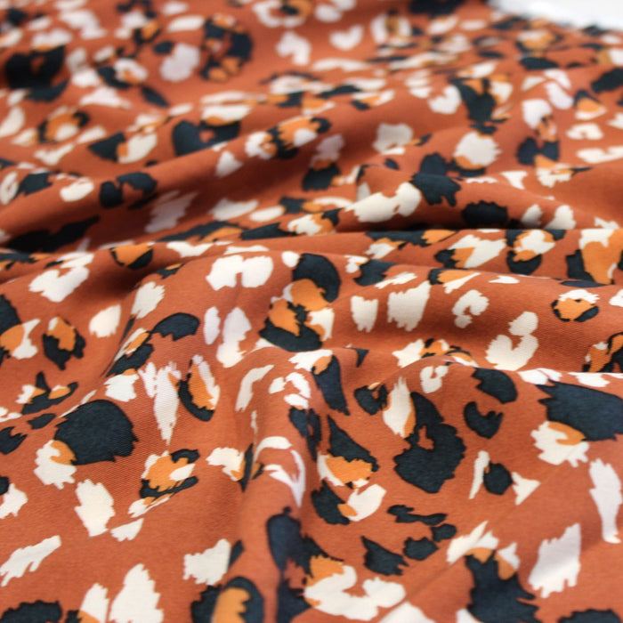Tissu Microfibre de viscose rouille aux tâches léopard noires, écrues et oranges - OEKO-TEX® - tissuspapi