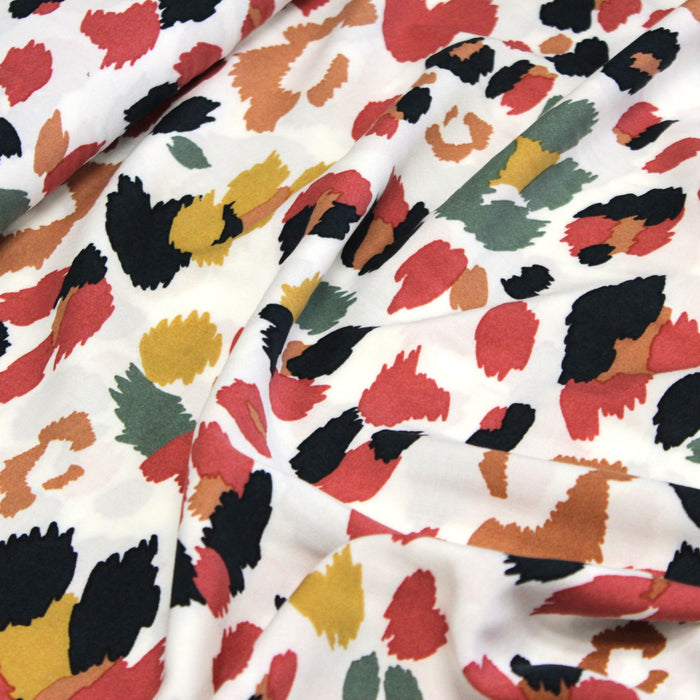 Tissu Microfibre de viscose écru aux tâches léopard ocres, vertes, bleues - OEKO-TEX® - tissuspapi