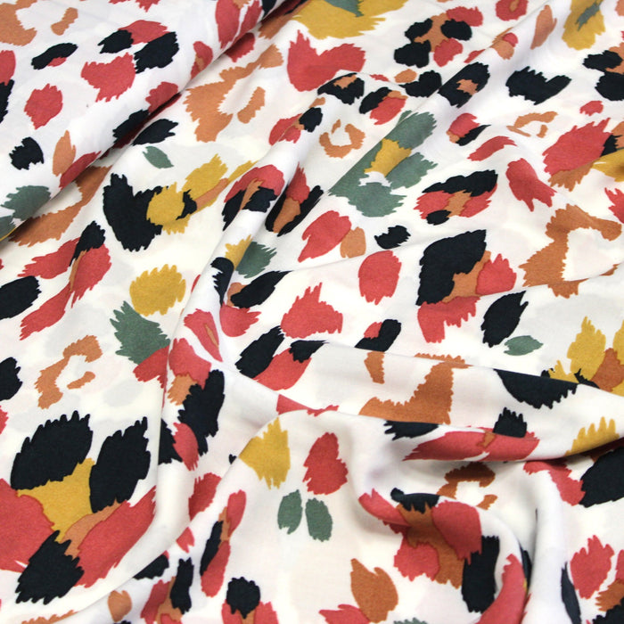 Tissu Microfibre de viscose écru aux tâches léopard ocres, vertes, bleues - OEKO-TEX® - tissuspapi