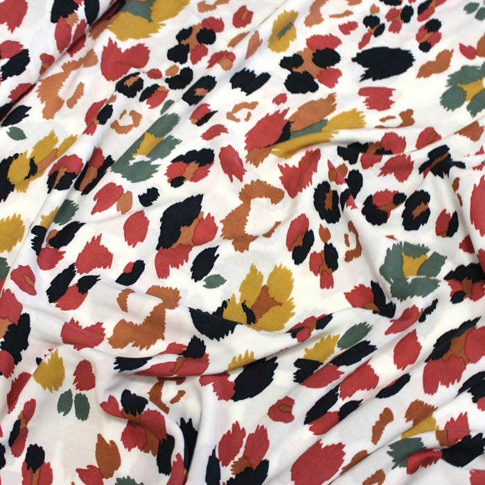 Tissu Microfibre de viscose écru aux tâches léopard ocres, vertes, bleues - OEKO-TEX® - tissuspapi