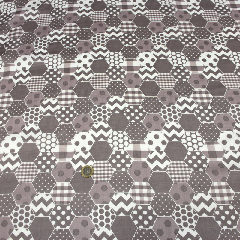 Tissu popeline de coton aux hexagones à pois, à carreaux, tons taupes & blancs - TissusPapi.com
