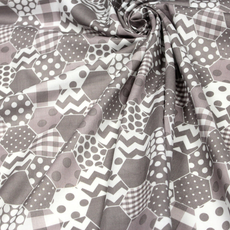 Tissu popeline de coton aux hexagones à pois, à carreaux, tons taupes & blancs - TissusPapi.com