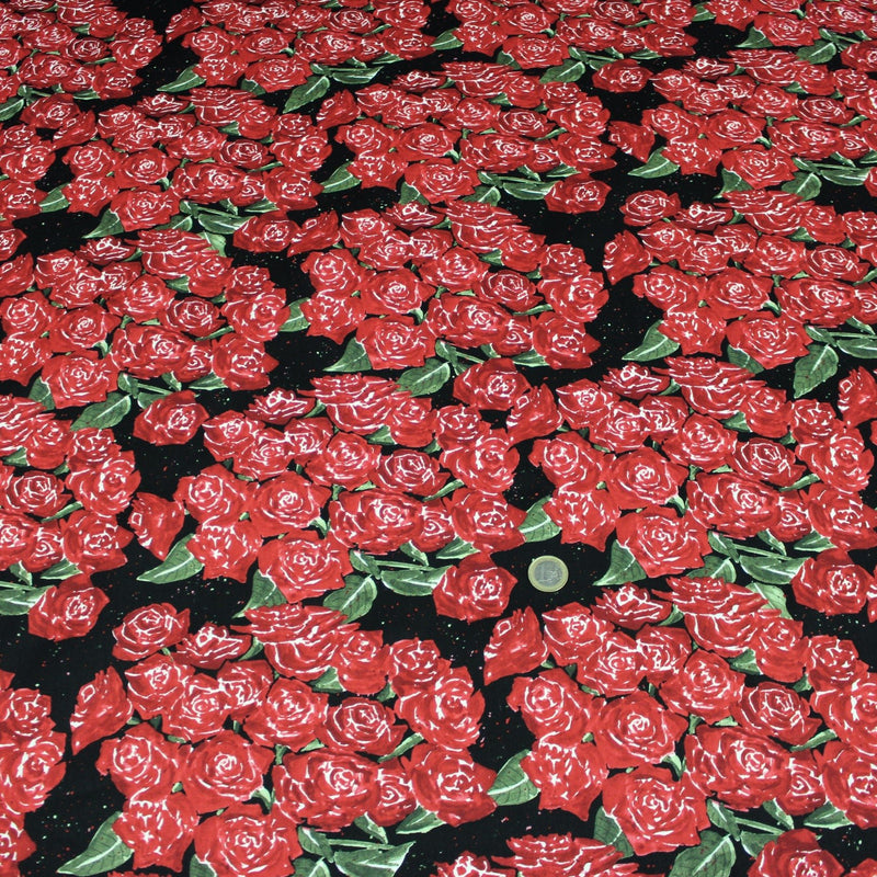 Tissu popeline de coton aux fleurs de roses rouges fond noir - TissusPapi.com