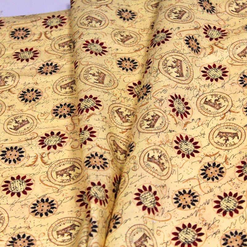 Tissu popeline de coton LE SCEAU DU ROI DE FRANCE, sceaux, couronnes et fleurs, tons jaune blés - TissusPapi.com