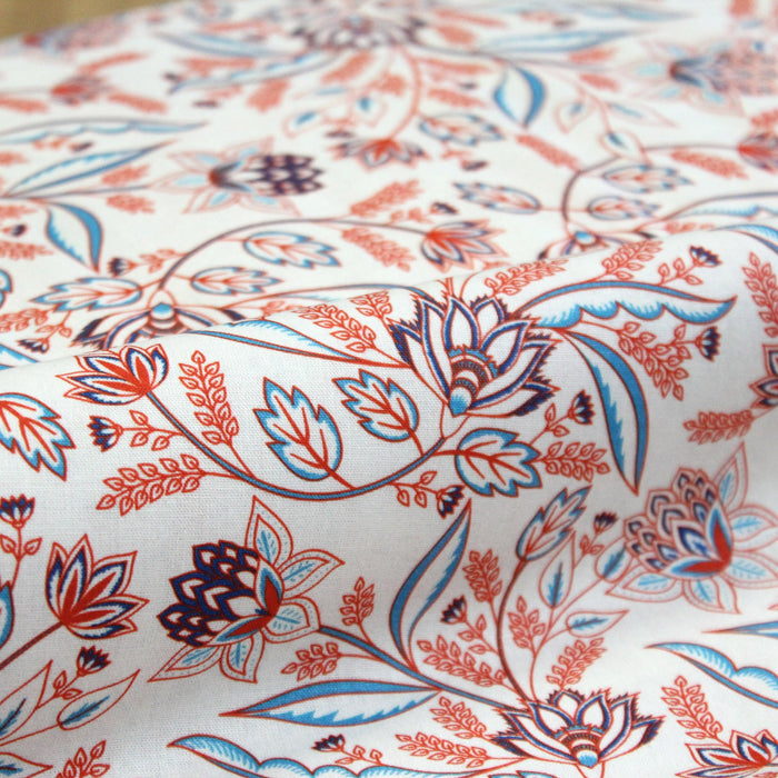 Tissu popeline de coton fleuri aux fleurs bleues et oranges, fond blanc cassé - COLLECTION KALAMKARI - OEKO-TEX® - tissuspapi